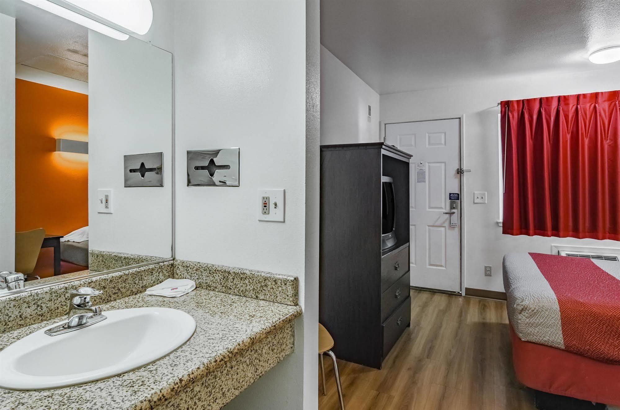 Motel 6-Portland, Or - เกรแชม ภายนอก รูปภาพ